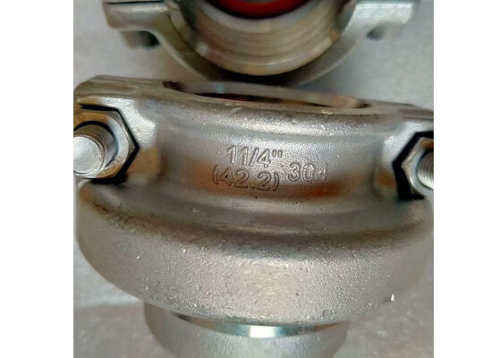 أغطية نهايات الأنابيب البلاستيكية المتينة مع حلقات ختم من السيليكون مدمجة في حلقات معدنية من أجل الختم والحماية الفعالة لأطراف الأنابيب